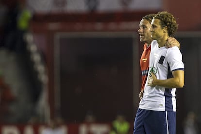 Milito conversa con Forlán durante el partido.