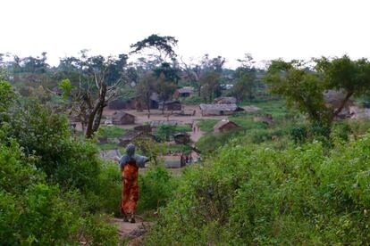 En muchas aldeas, como esta de Ndokayo (Camerún) las autoridades y comunidades locales ha cedido terreno a los recién llegados para que levanten sus casas sin pagar por el alquiler.