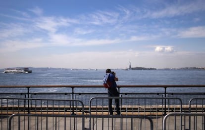 Un turista toma una fotografía de la estatua de la Libertad.