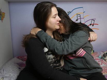 Riley (derecha), ni&ntilde;o de 12 a&ntilde;os de g&eacute;nero no binario, abraza a su madre, Rosa, en su casa el pasado mi&eacute;rcoles.