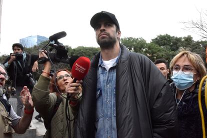 Gerard Piqué sale del Juzgado de Primera Instancia y de Familia número 18 de Barcelona, tras ratificar la demanda de separación y el convenio sobre la custodia de sus hijos, este jueves. 