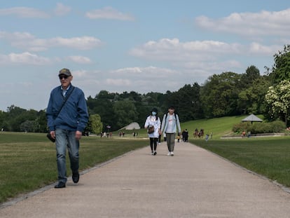 Varias personas pasean en un parque en La Courneuve, cerca de París (Francia), el 14 de mayo.