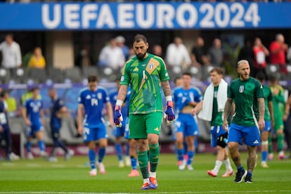 Gianluigi Donnarumma, portero de Iitalia, se retira con sus compañeros tras quedarse fura de la Euro 2024.