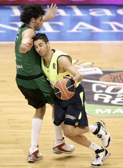 Juan Carlos Navarro (a la derecha) choca con Rudy Fernández.