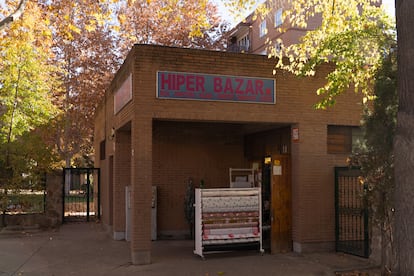 Fachada del Hiper Bazar Padre Nuestro, situado en el barrio madrileño de la Alameda de Osuna.