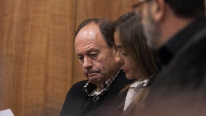 Los concejales Bob Houliston y Asunción Mayoral, ayer en el pleno municipal de Orihuela.