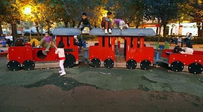 Un tren de madera en mal estado y pavimento levantado en un rincón del jardín de La Fonteta, en Valencia.
