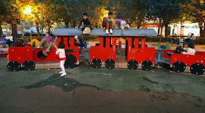 Un tren de madera en mal estado y pavimento levantado en un rinc&oacute;n del jard&iacute;n de La Fonteta, en Valencia. 