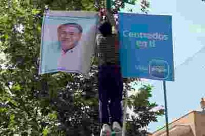 El PP instala sus banderolas en Sevilla