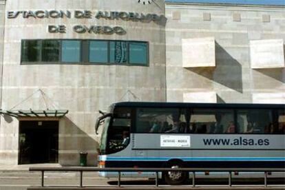 Un autobús del grupo Alsa se aproxima a la estación de Oviedo (Asturias).