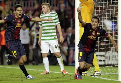 Jordi Alba celebra su gol, segundo de su equipo, junto a su compañero Marc Bartra.