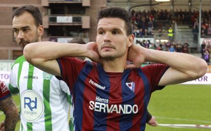 El jugador del Eibar Errazti, tras consumarse el descenso del Eibar a Segunda División.