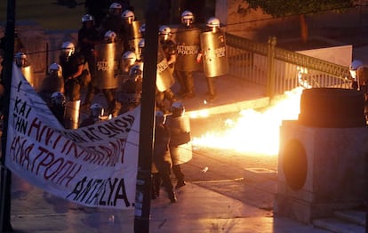 La Policía ha respondido con gases lacrimógenos.