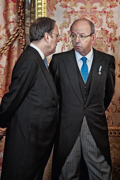 Los dos máximos ejecutivos de la Casa del Rey: de perfil, el secretario general, Alfonso Sanz Portolés, y de frente, el jefe, Rafael Spottorno.