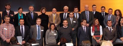 La ministra de Agricultura, Alimentaci&oacute;n y Medio Ambiente, Isabel Garc&iacute;a Tejerina (cuarta por la izquierda, detr&aacute;s), con representantes de las empresas seleccionadas en la convocatoria 2014 de proyectos Clima.