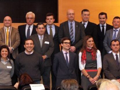 La ministra de Agricultura, Alimentación y Medio Ambiente, Isabel García Tejerina (cuarta por la izquierda, detrás), con representantes de las empresas seleccionadas en la convocatoria 2014 de proyectos Clima.