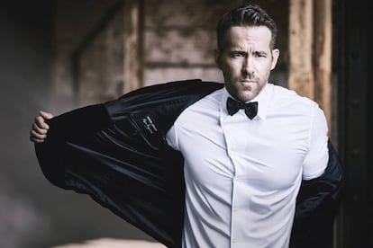 Ryan Reynolds ha demostrado que es posible interpretar a hombres duros y mostrar al mismo tiempo sensibilidad. Por eso el actor se ha convertido además en la cara de Armani Code Absolu, el nuevo perfume de Giorgio Armani.