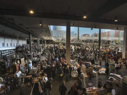 L’activitat comercial trastoca radicalment l’espai interior del nou mercat dels Encants.