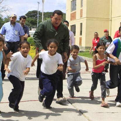 El presidente Chávez, el pasado domingo con unos niños.