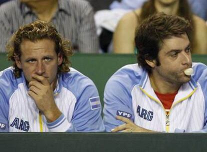 David Nalbandian y Agustín Calleri, en el banquillo argentino.