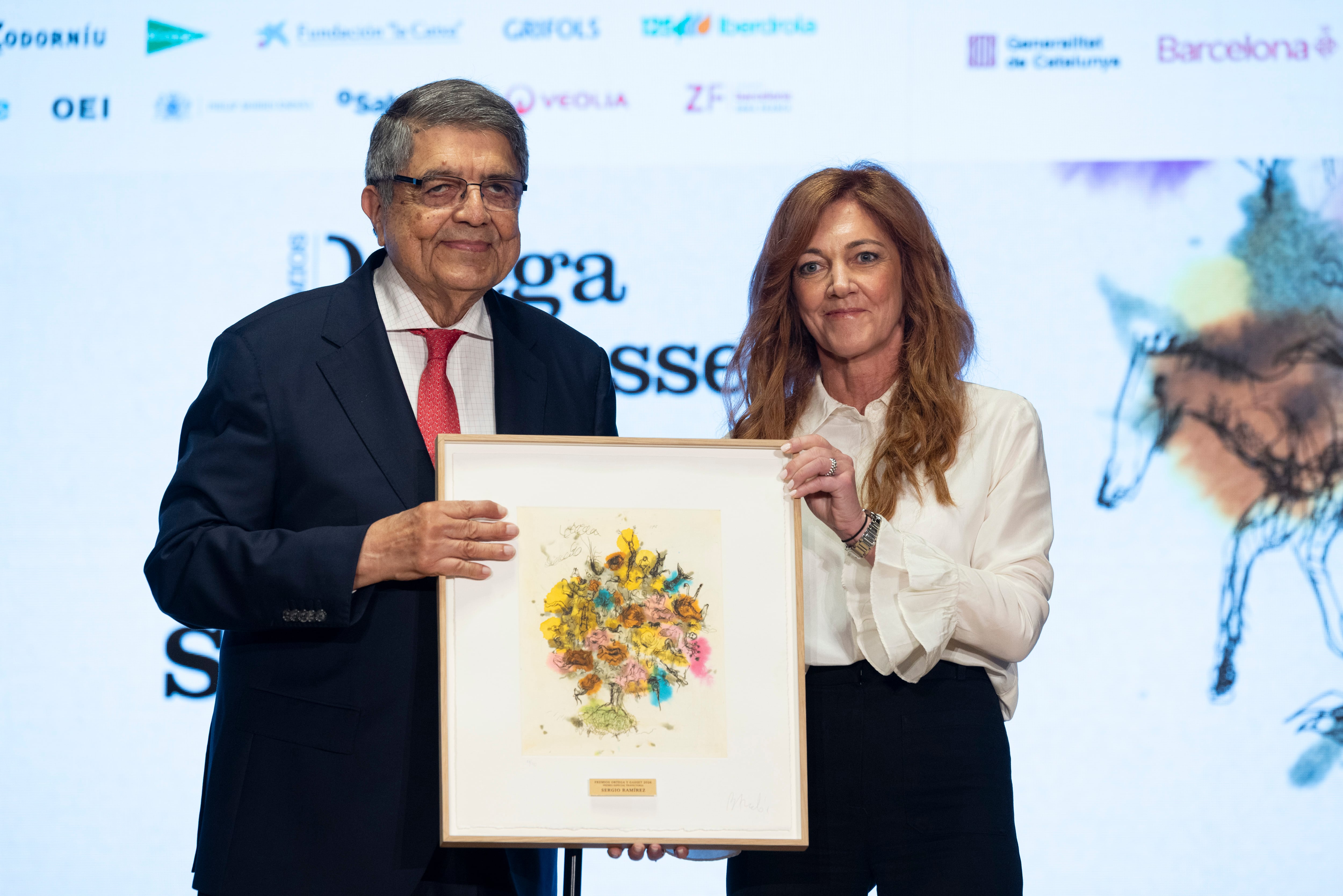 Pilar Gil, consejera delegada de Prisa Media,  entrega el premio al escritor y periodista Sergio Ramírez.  