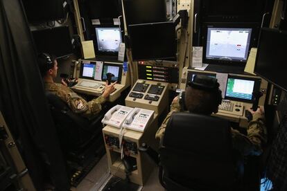 Pilotos de las Fuerzas Aéreas de Estados Unidos se preparan para lanzar un vehículo aéreo sin tripulación desde la sala de control de la base.