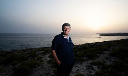 Pietro Bartolo, médico y eurodiputado italiano en el monumento Puerta de Europa, en Lampedusa, en 2019.