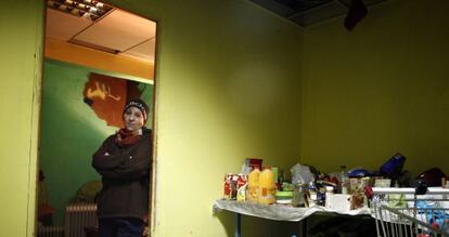 Conchi, okupa en una galería de alimentación de Leganés.