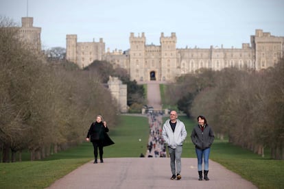 Visitantes caminan por el sendero que comunica el castillo de Windsor, al fondo, con la ciudad del mismo nombre, el febrero de 2022.
