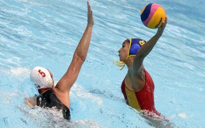 Forca lanza frente a Eggens, en el duelo de Espa&ntilde;a frente a Canad&aacute;.