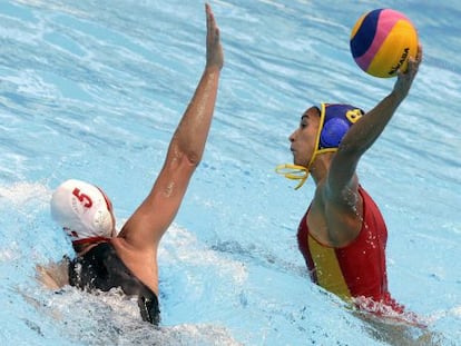 Forca lanza frente a Eggens, en el duelo de Espa&ntilde;a frente a Canad&aacute;.