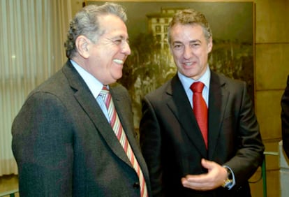 Isaías Rodríguez, a la izquierda, ayer con Iñigo Urkullu en la sede del PNV en Bilbao.