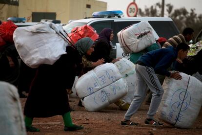 Los fardos que transportan los marroquíes contienen sobre todo ropa usada, además de otros materiales. Varias empresas españolas empaquetan las bolsas en las naves del polígono industrial de Melilla y las llevan hasta el paso fronterizo del Barrio Chino en una veintena de furgonetas.