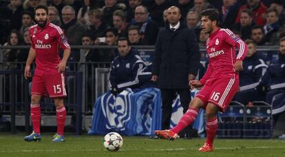 Lucas Silva pasa ante la mirada de Carvajal y Di Matteo, al fondo.