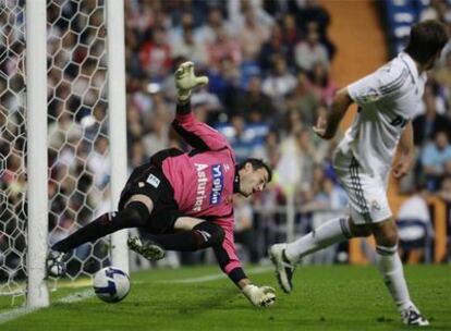 Van der Vaart golpea con el tacón y el balón entra a la portería pasando por debajo de Sergio.