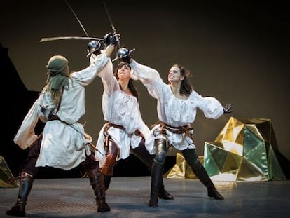 Carmen Ruiz (centro) y Macarena G&oacute;mez en &#039;Las dos bandoleras&#039; (Festival de Almagro).