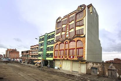 En la actualidad, se organizan 'tours' en El Alto, bastante caros, donde se muestran orgullosamente algunos de los más vistosos 'cholets'. La excursión merece la pena porque se aprenden muchas cosas sobre los logros y las contradicciones de un país mutante como Bolivia.