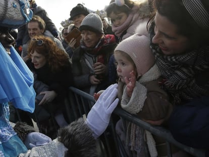 El rey Baltasar saluda a una niña durante la cabalgata de San Sebastián del año pasado.