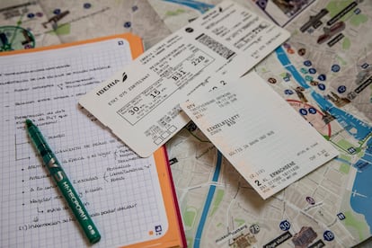 Anotaciones y billetes de los viajes de la escritora para documentarse sobre su segunda novela, 'Una promesa de juventud'. 