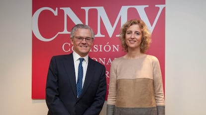 Sebasti&aacute;n Albella, presidente de la CNMV, y Ana Mar&iacute;a Mart&iacute;nez-Pina, vicepresidenta del supervisor.  