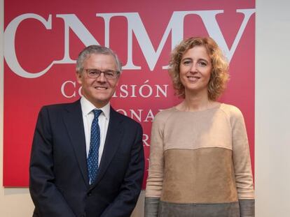 Sebasti&aacute;n Albella, presidente de la CNMV, y Ana Mar&iacute;a Mart&iacute;nez-Pina, vicepresidenta del supervisor.  