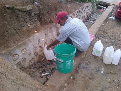 Un habitante de Espaillat, República Dominicana, recolectando agua.
