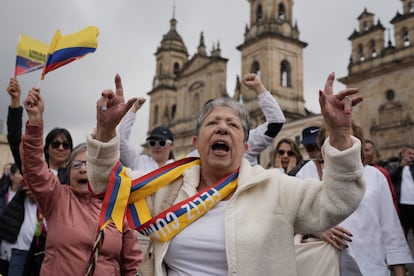 Las protestas "Por la libertad y la democracia" movilizaron a la derecha colombiana, este jueves, día nacional de Colombia. Acá en la Plaza de Bolívar de Bogotá.