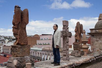 Yuri Herrera en la catedral de Zacatecas.