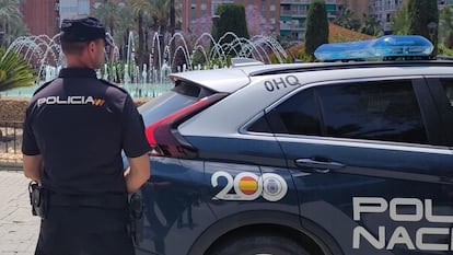 Un agente de la Policía Nacional, en Molina de Segura (Murcia).