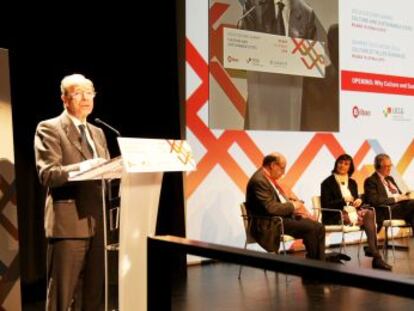 El alcalde de Bilbao, Ibon Areso, interviene en el acto de apertura de la Cumbre de la Cultura este miércoles.