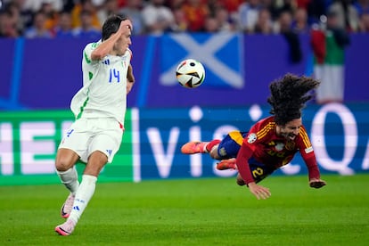 Marc Cucurella salta por los aires tras un encontronazo con Federico Chiesa. 