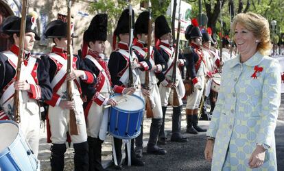 La presidenta de la Comunidad de Madrid Esperanza Aguirre pasa revista a una formación de la Asociación Histórico Cultural de Voluntarios de Madrid que visten uniformes de época en una recreación histórica de los protagonistas de los acontecimientos del Dos de Mayo en el cementerio de La Florida.