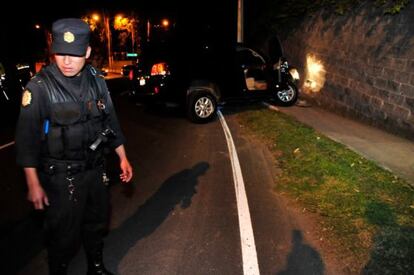 Fuera de control, el coche del congresista impact&oacute; contra un pared&oacute;n/NUESTRO DIARIO