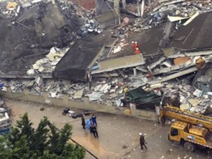 Los equipos de rescate buscan supervivientes entre los edificios derrumbados.